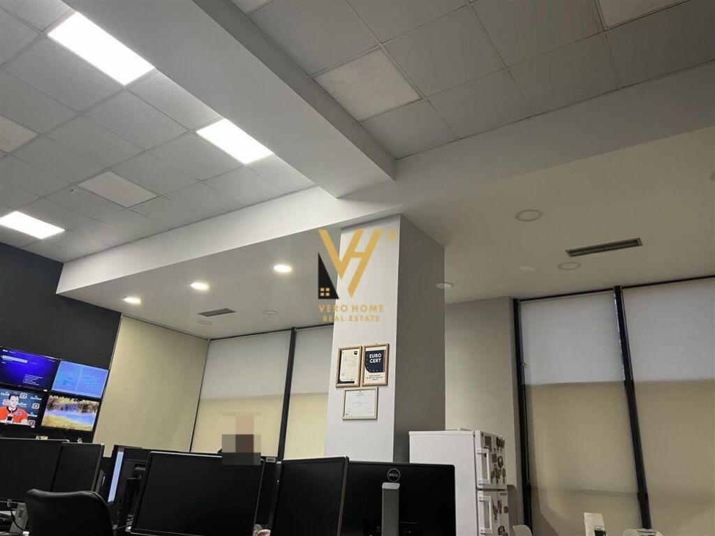 Jepet ambjent biznesi me qera te Komuna e Parisit 115 m2