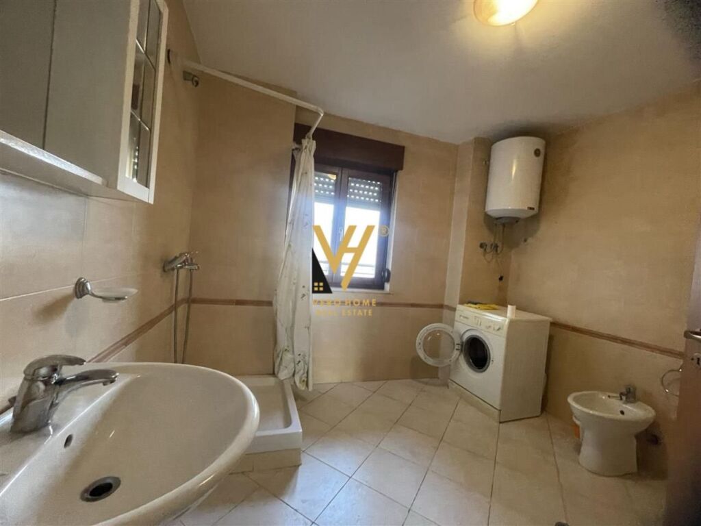 Jepet Apartament 2+1+2+ballkon me qera ne Qender 130 m2