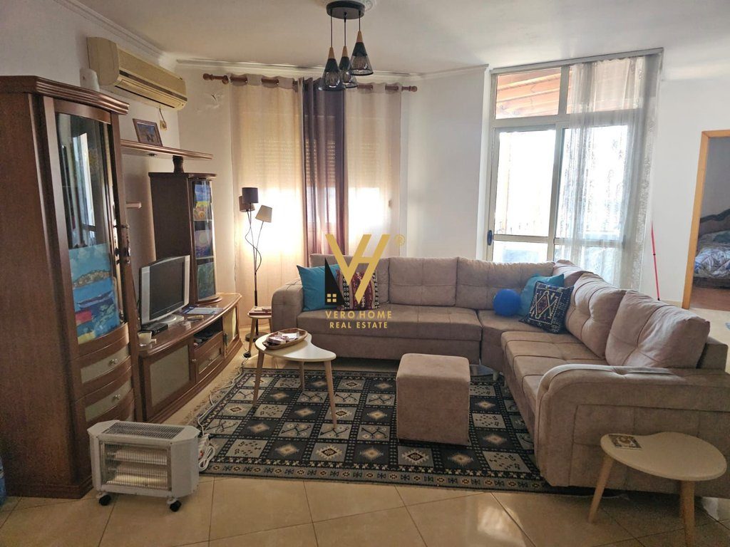 JEPET APARTAMENT 2+1+2 ME QIRA TE RRUGA E BARRIKADAVE 65.000 LEKE