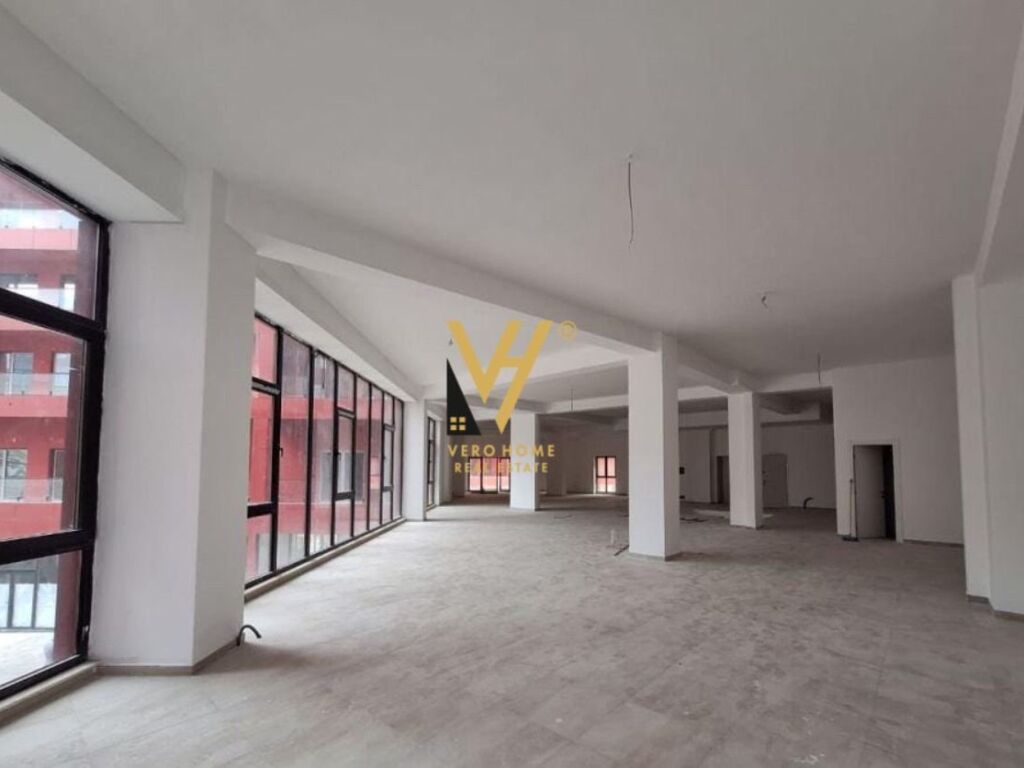 Jepet ambjent komercial me qera te Rruga e Dibres 612 m2