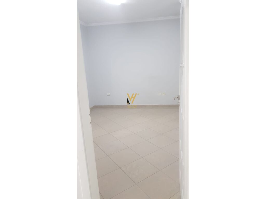 Jepet ambjent biznesi me qera te Pediatria , rruga Kongresi i Manastirit 80 m2 2