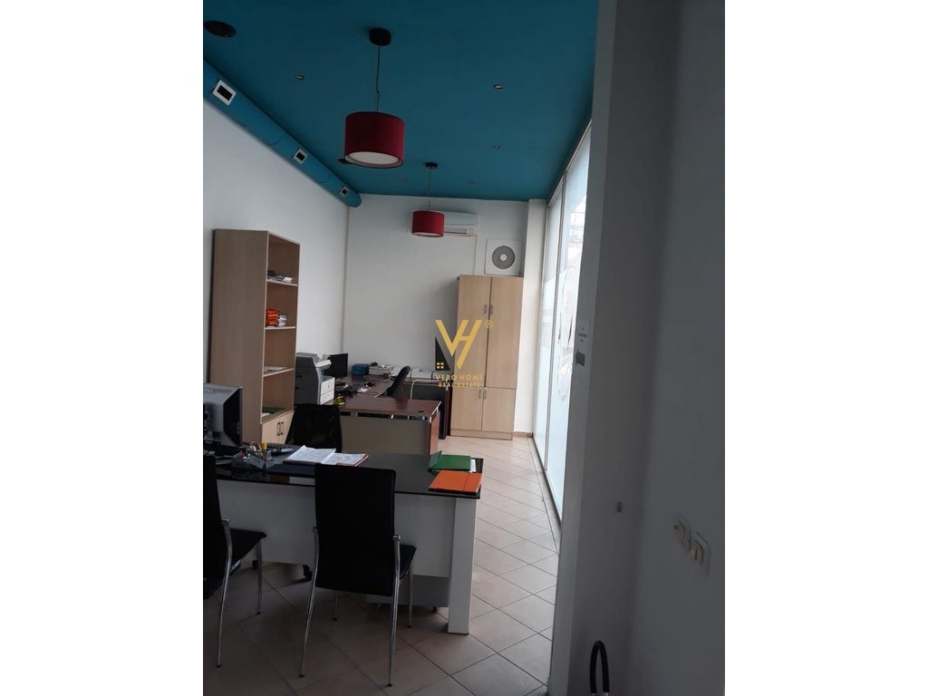 JEPET ZYRE 55 M2 ME QERA TEK RRUGA FORTUZI 600 EURO