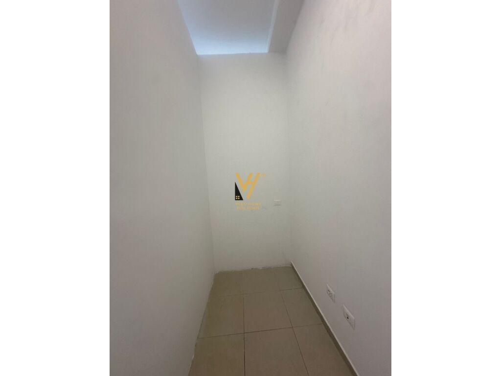 Jepet Dyqan me qera te Brryli 100 m2 3