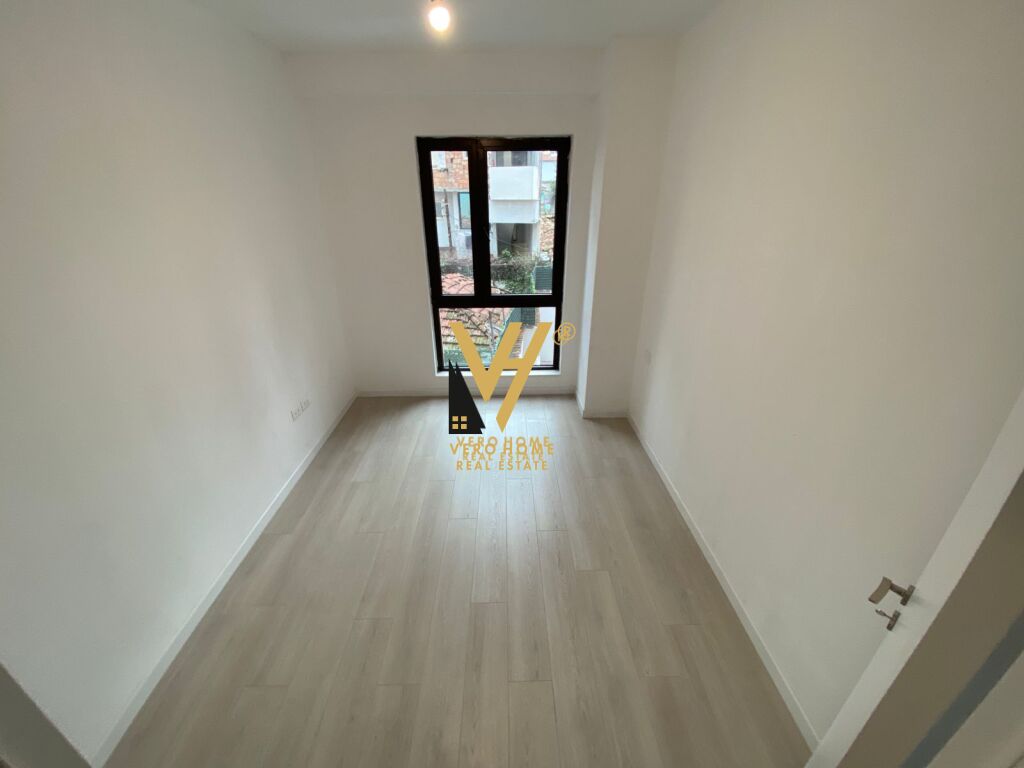 JEPET ZYRE 96 M2 ME QERA TE RRUGA MYSLYM SHYRI 700 EURO 2