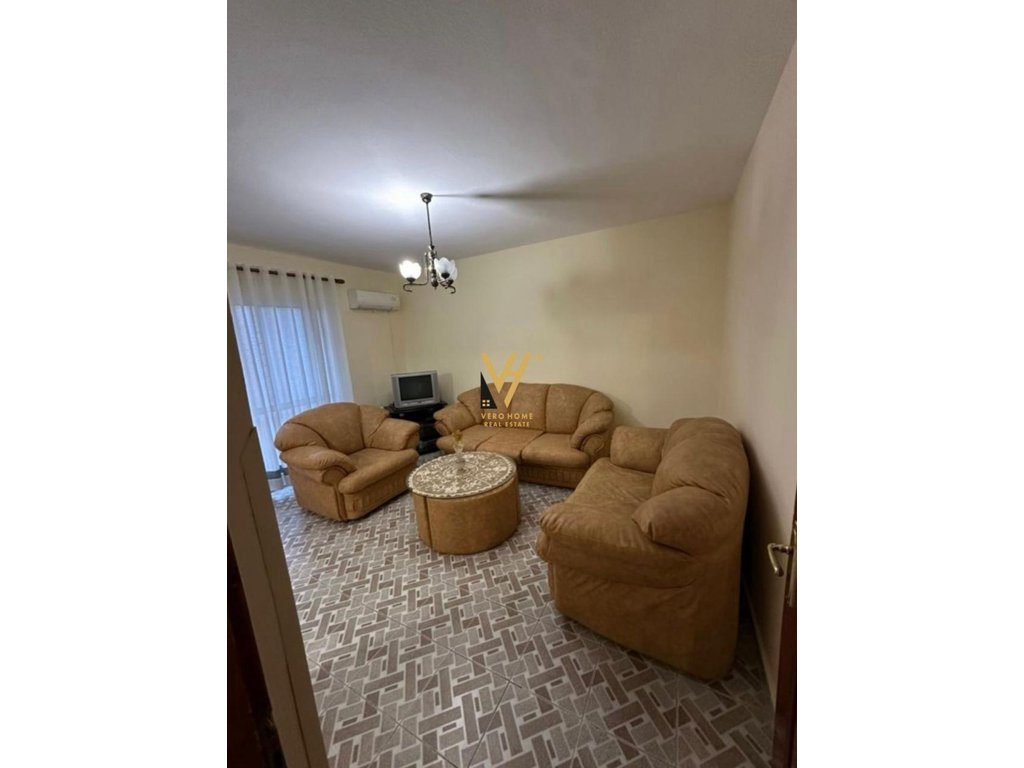 JEPET APARTAMENT 3+1 ME QIRA TE BLV ZOGU I PARE 550 EURO