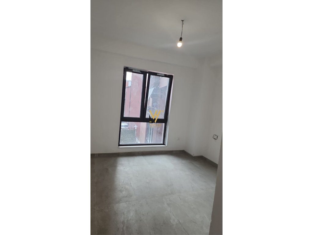 JEPET AMBIENT 97 M2 ME QERA TE MYSLYM SHYRI 1.300 EURO 2
