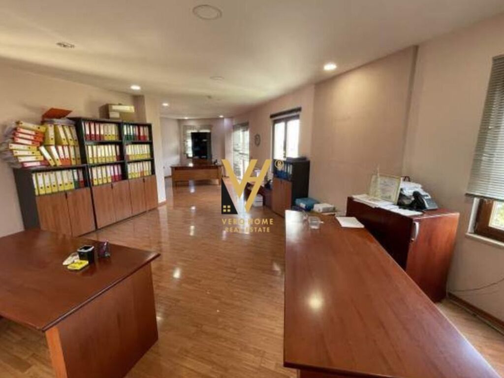 Jepet godine tre kateshe me qera pran Top Channel 750 m2 2