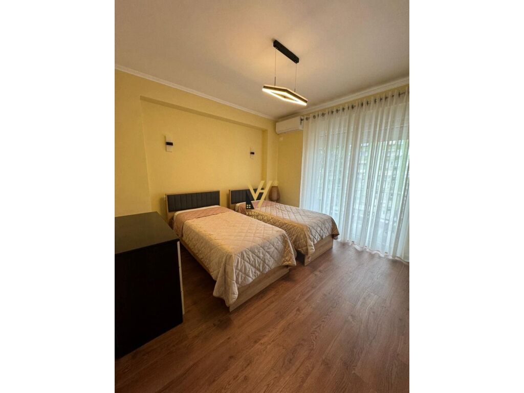 Jepet Apartament 2+1+2+ballkon me qera te Blloku 145 m2 3