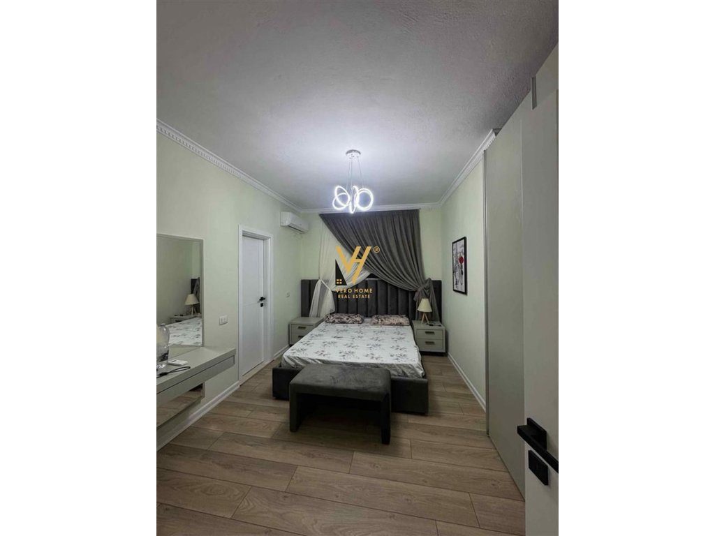 JEPET APARTAMENT 3+1+2+BLK ME QERA TE GJYKATA E RRETHIT 1.050 EURO 4