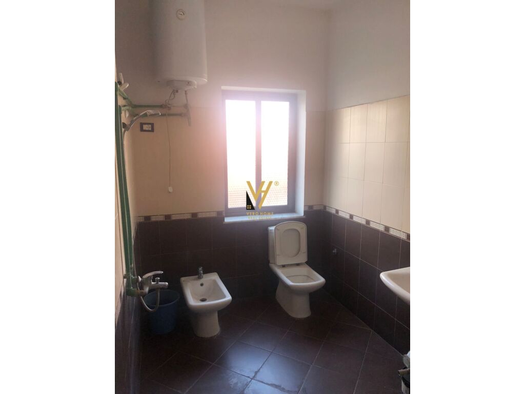 Jepet zyre me qera te Komuna e Parisit 125 m2 3