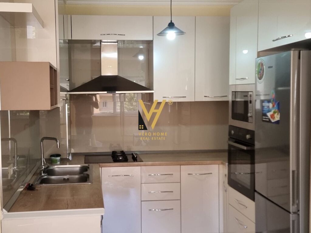 Jepet Apartament 2+1+ballkon me qera te Kompleksi Kontakt , 21 Dhjetori 110 m2 2