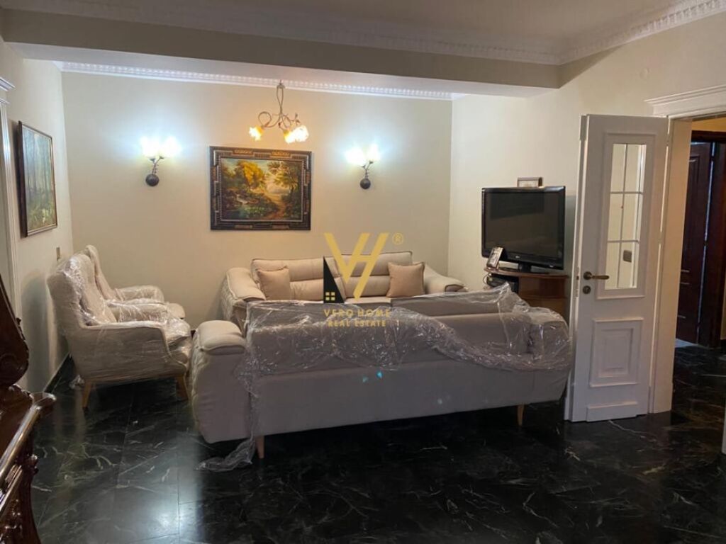 Jepet Apartament 3+1+2 me qera te Blloku 150 m2 4