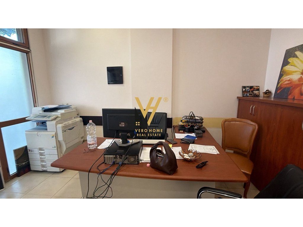 JEPET AMBIENT BIZNESI 85 M2 ME QIRA NE MYSLYM SHYR 80.000 LEKE