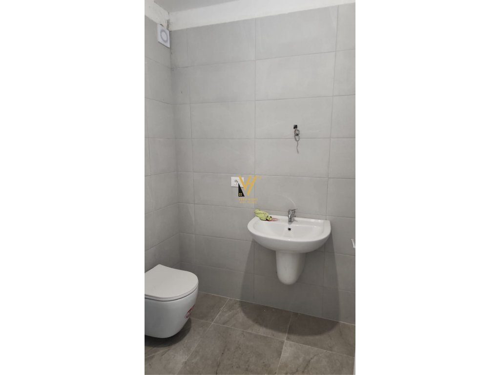 JEPET AMBIENT 97 M2 ME QERA TE MYSLYM SHYRI 1.300 EURO 4