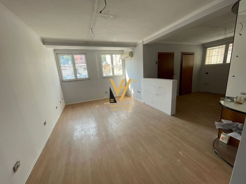 Shitet dyqan ne Bllok 140 m2 2