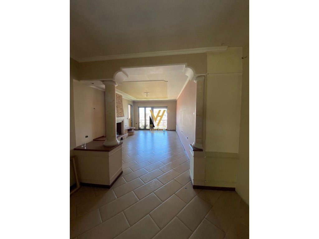 JEPET ZYRE 160M2 ME QERA TE BLLOKU 2.200 EURO