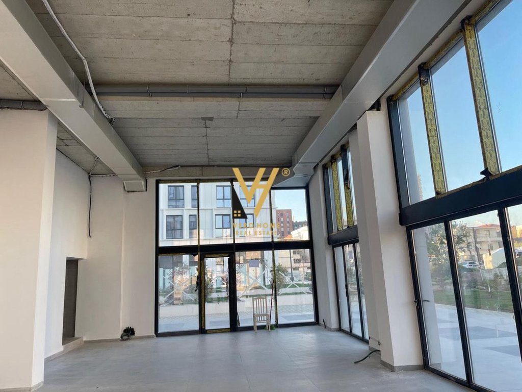 JEPET AMBIENT BIZNESI 120 M2 ME QIRA TE BULEVARDI I RI 1.500 EURO 3