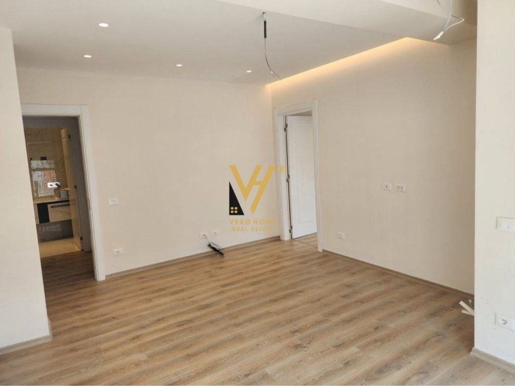JEPET AMBIENT 92 M2 ME QERA TE BULEVARDI I RI 500 EURO 3