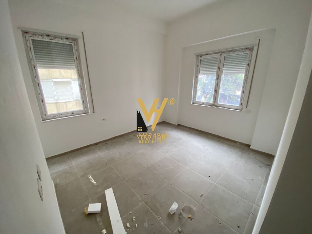 JEPET ZYRE 100 M2 ME QERA NE QENDER 1.000 EURO 3