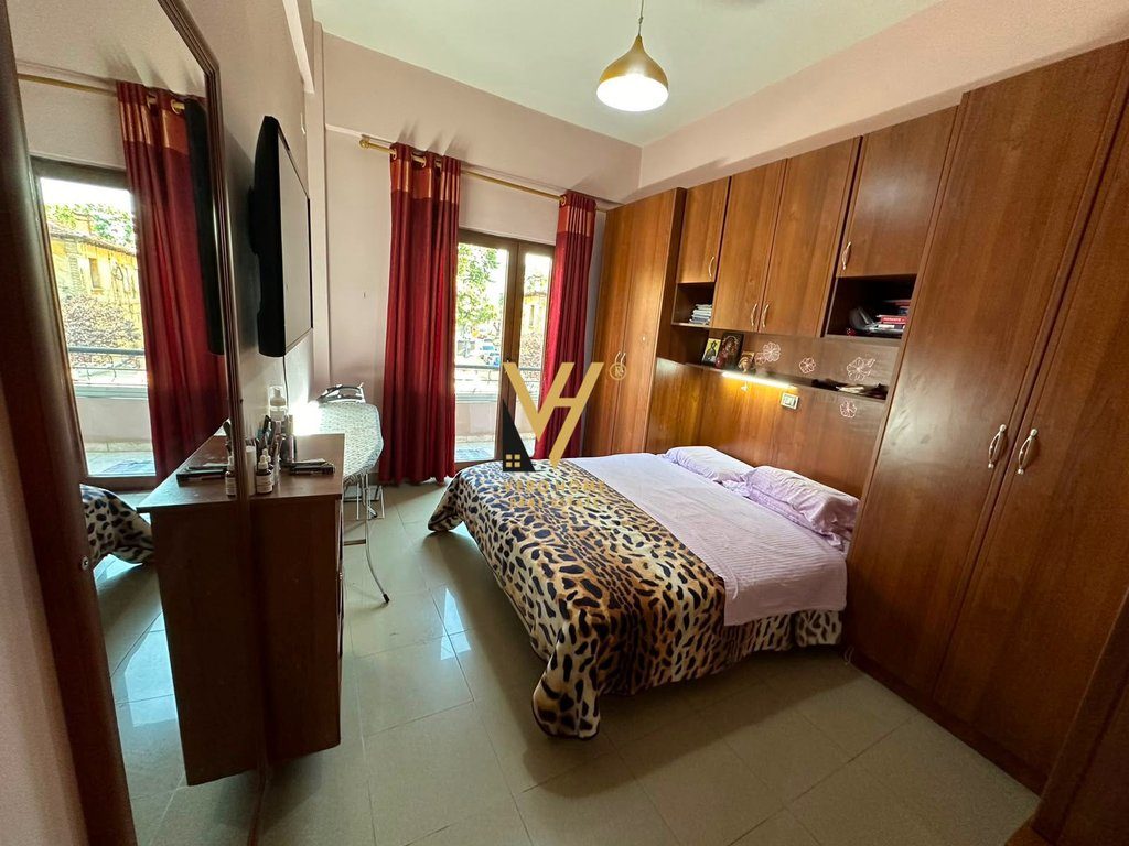 JEPET AMBIENT BIZNESI 160 M2 ME QERA TE RRUGA E KAVAJES 280.000 LEKE 2