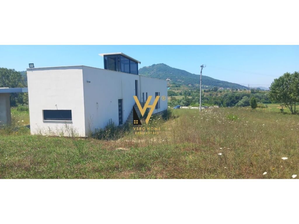 Shitet Toke + ndertese ne Peze 2360 m2