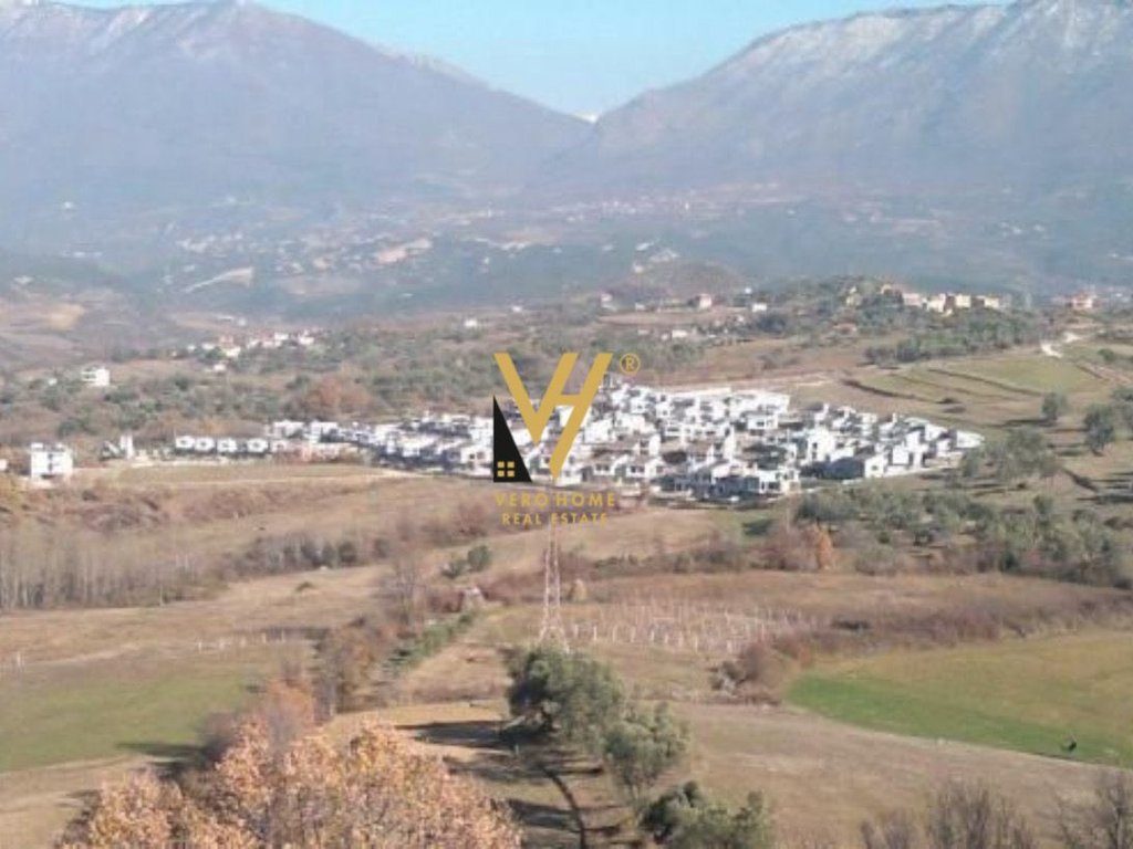 SHITET TOKE ARE 3.500 M2 NE LUNDER 73.500.000 LEKE