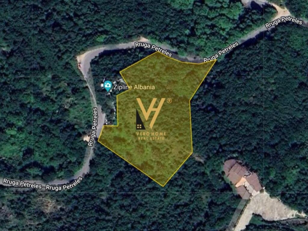 Shitet Truall te Kalaja e Petreles 8700 m2