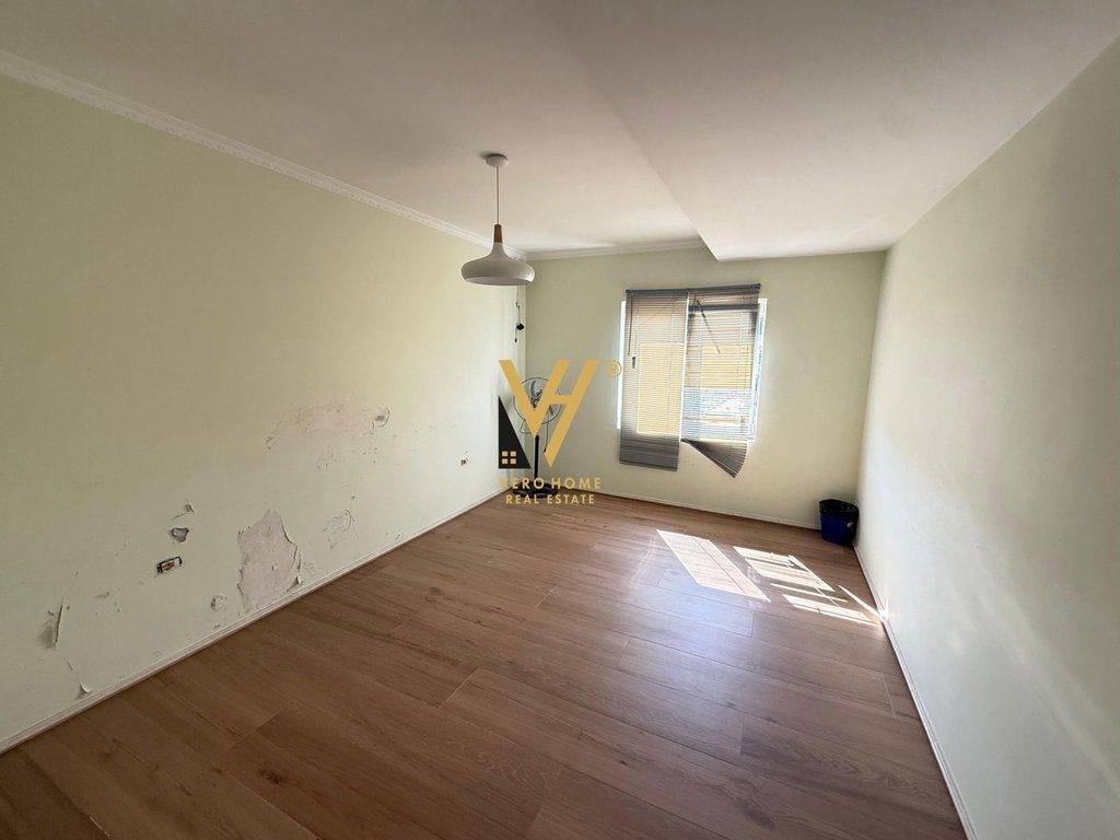 JEPET ZYRE 100 M2 ME QERA TE KOMUNA E PARISIT 900 EURO 2