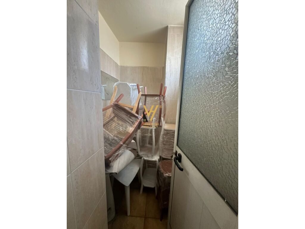 Shitet Dyqan te Medreseja 66 m2 3