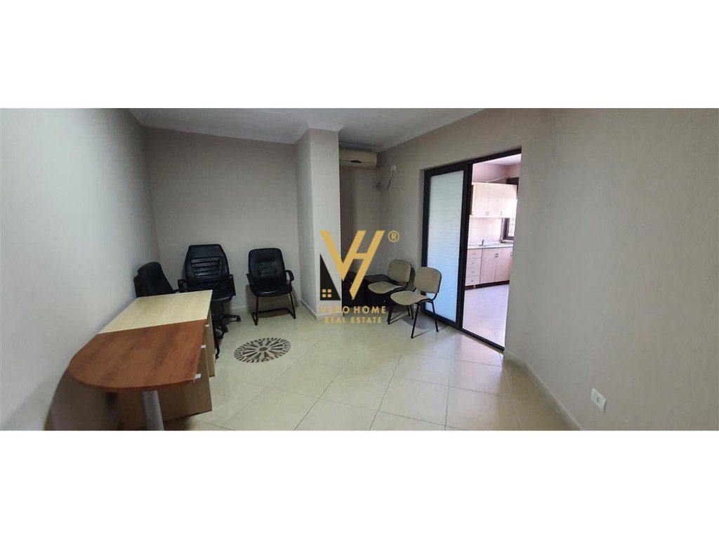 JEPET ZYRE 160 M2 ME QIRA NE QENDER 1.300 EURO 3