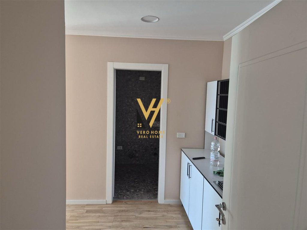 JEPET ZYRE 127M2 ME QIRA,LAKE VIEW.2.200 EURO 2