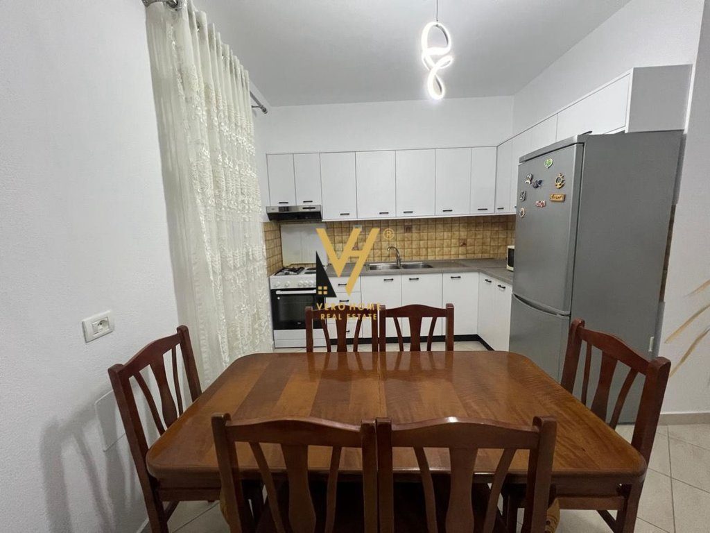 JEPET APARTAMENT 2+1+2 ME QERA NE MISTO MAME 50.000 LEKE 2