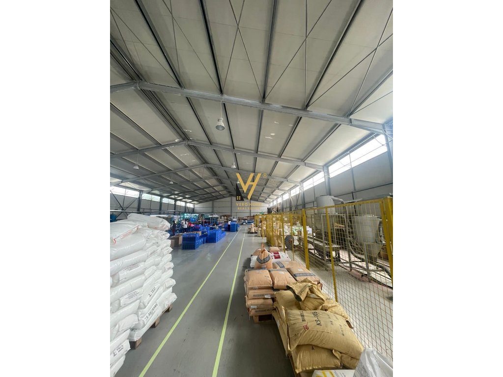JEPET MAGAZINE 4.700 M2 ME QIRA NE VAQARR 5.500 EURO 2