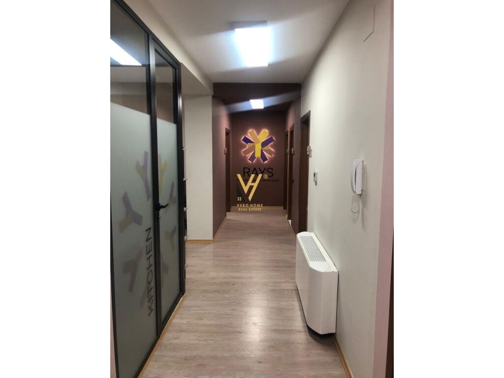 Jepet zyre me qera te Blloku 160 m2 3
