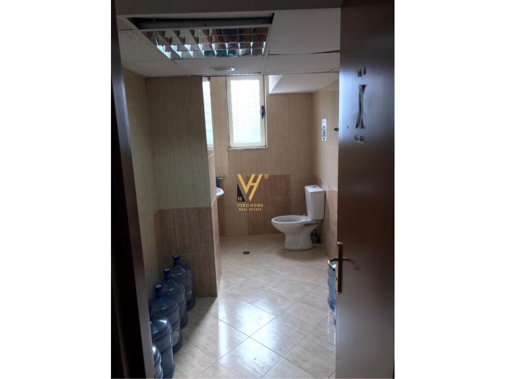 Shitet ambjent komercial te Sheshi Willson 174 m2 2