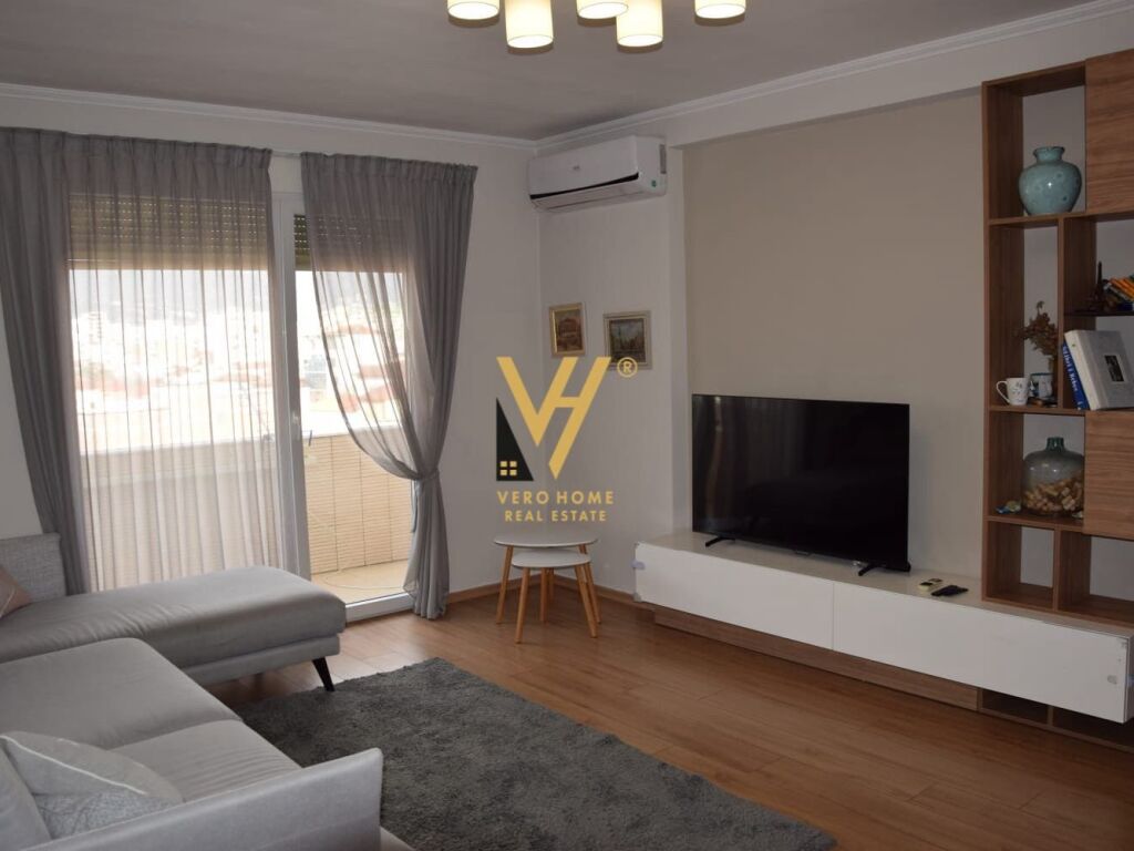 Jepet Apartament 3+1+2+ballkon me qera te Pazari i Ri 130 m2 3