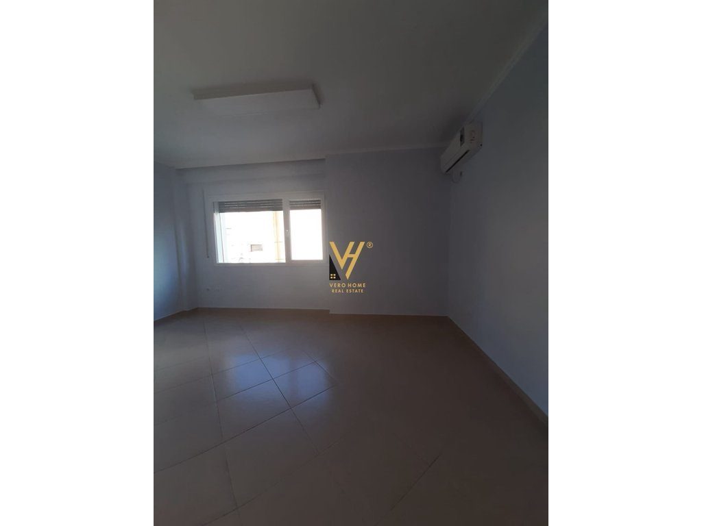 JEPET ZYRE 97 M2 ME QIRA NE QENDER 800 EURO 2