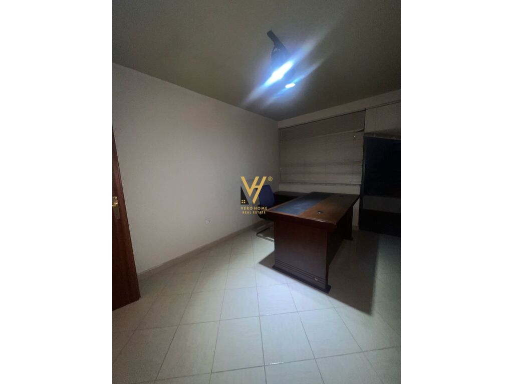 Jepet Zyre me qera te Blloku , Rruga Perlat Rexhepi 150 m2 4