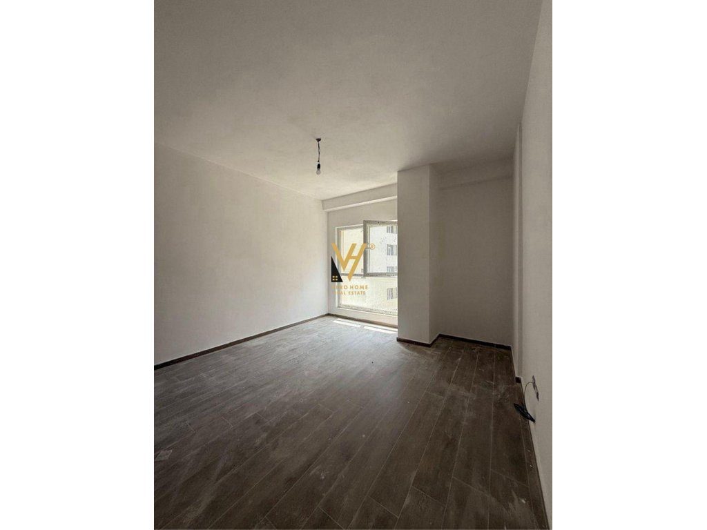 JEPET ZYRE 70M2 ME QERA TE KOMPLEKSI AURA,ZOGU I ZI 450 EURO