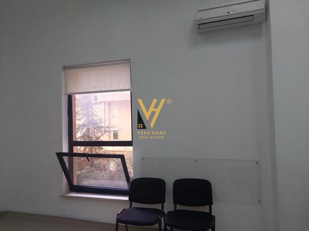 Jepet Zyre me qera ne Qender te Galeria , 40 m2 4