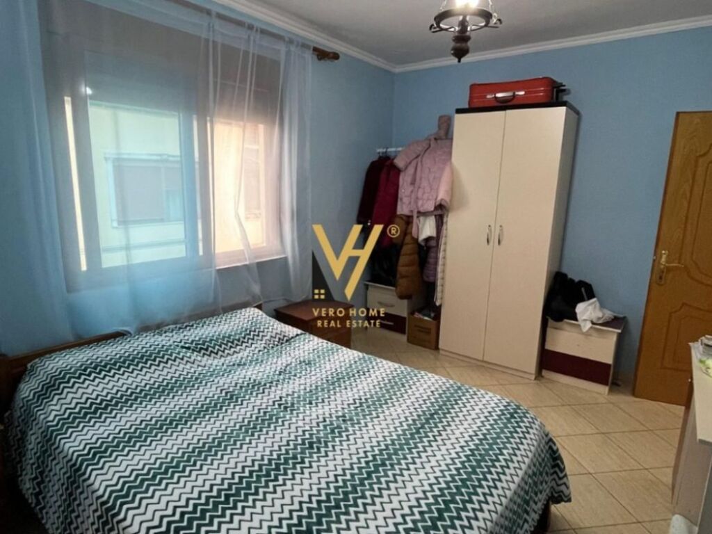 Shitet Apartament 2+1+2+ballkon te Lagjia 1 Maji , Fier 75 m2 3