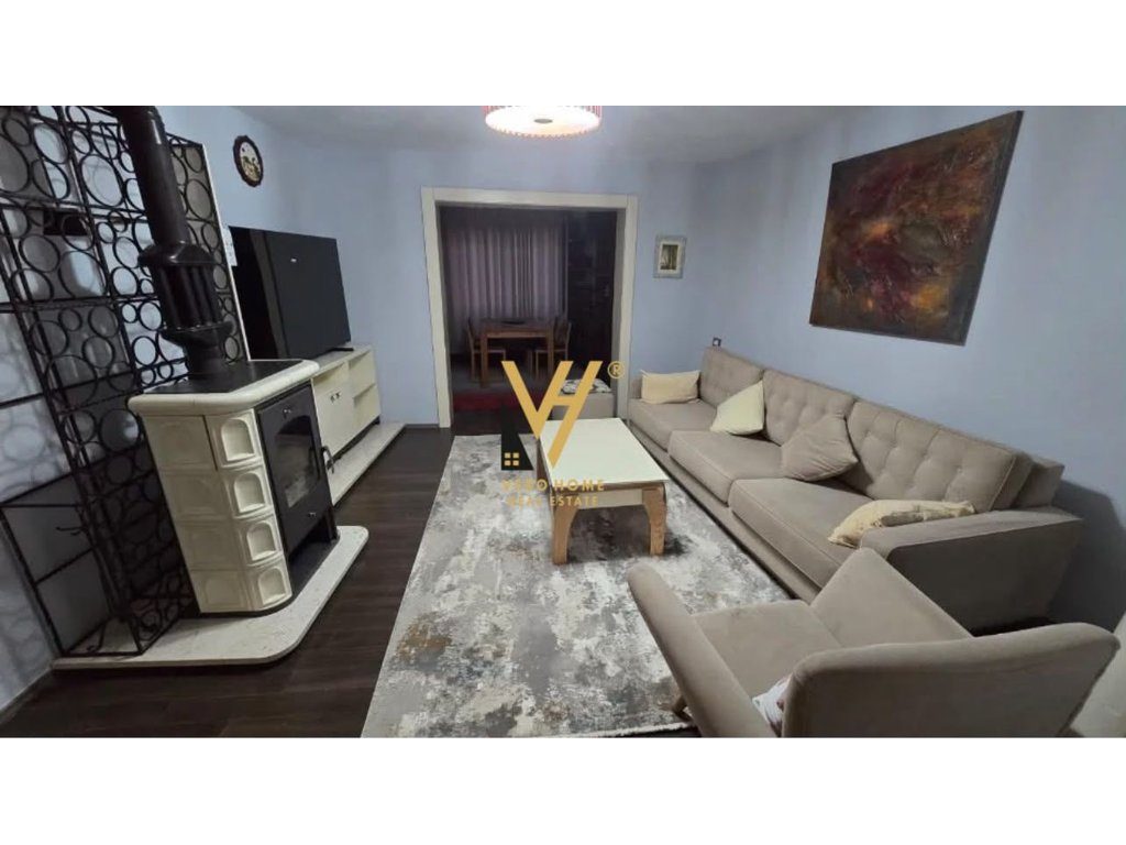 JEPET APARTAMENT 3+1+2 ME QERA NE QENDER 900 EURO
