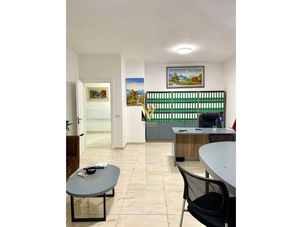 Shitet Ambient Biznesi te Kompleksi Kika 2 , Komuna e Parisit 105 m2