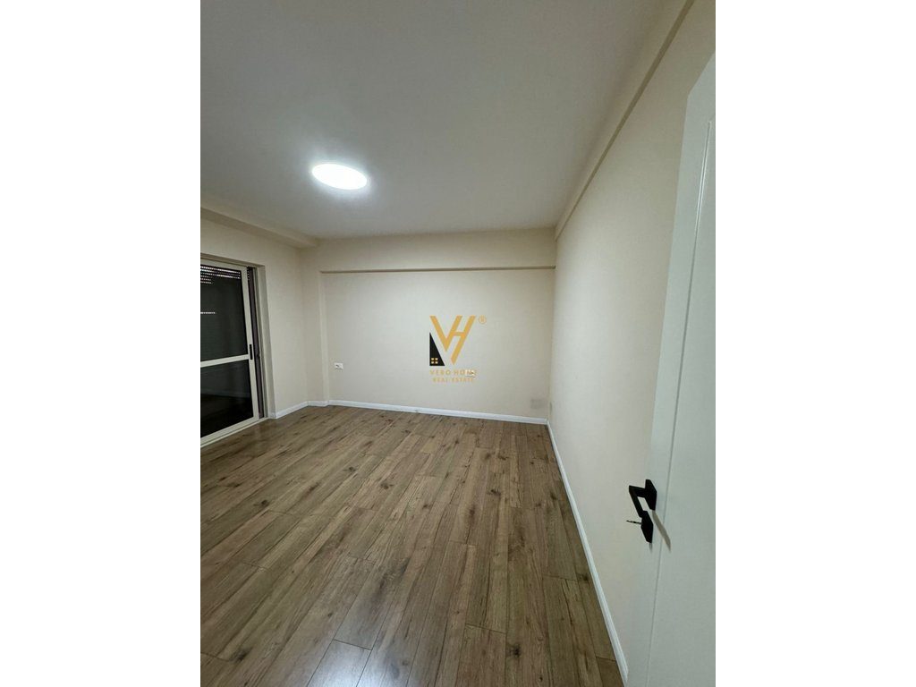 JEPET ZYRE 80 M2 ME QERA TE 9-KATSHET, QENDER 1.200 EURO 2