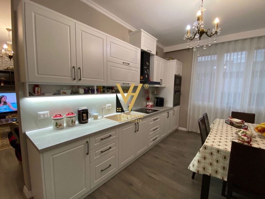 Jepet Apartament 2+1+post parkimi me qera te Rruga e Barrikadave 130 m2 3