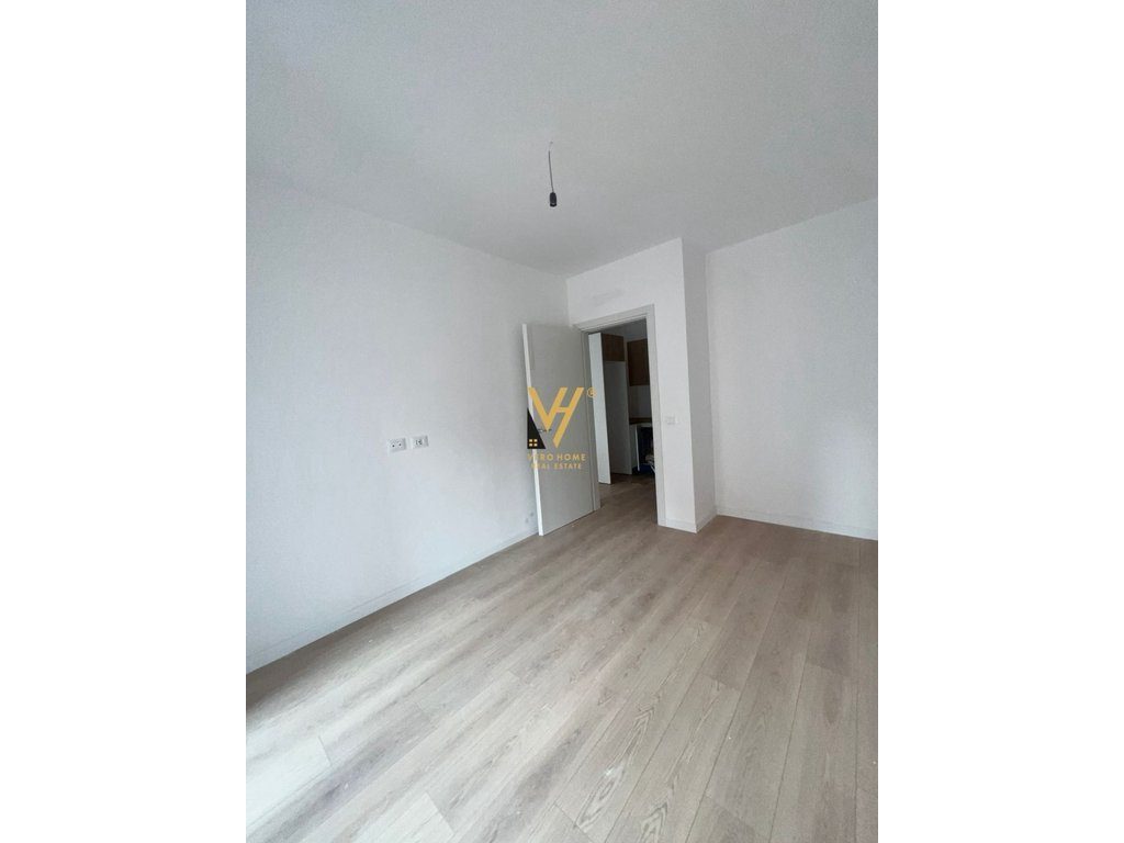 JEPET ZYRE 76 M2 ME QERA TE KOMUNA E PARISIT 600 EURO 4