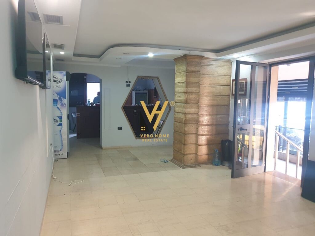 Jepet Dyqan me qera Buze Rruges Fortuzi 110 m2 1