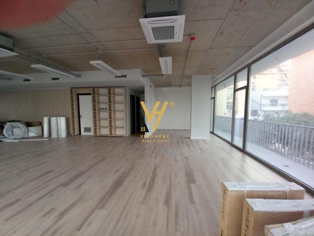 Jepet zyre me qera pran Stadiumit Air Albania 445 m2 4