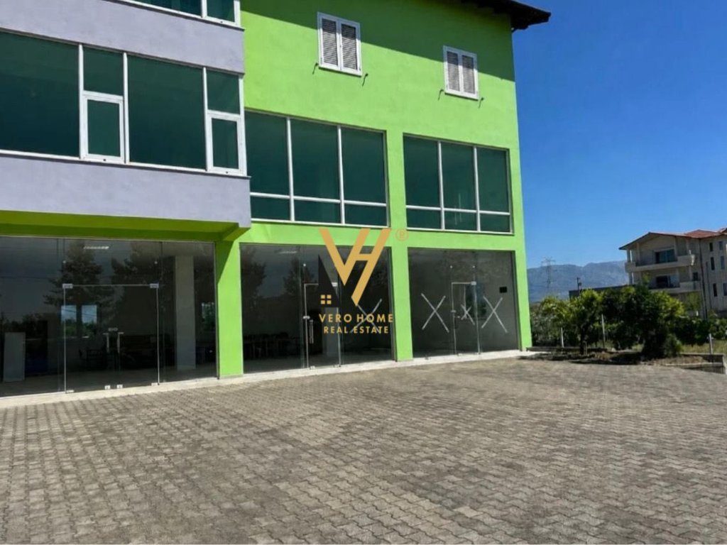 JEPET AMBIENT BIZNESI 150 M2 ME QIRA NE INSTITUT 900 EURO 4