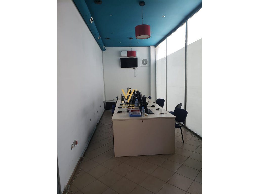 JEPET ZYRE 55 M2 ME QERA TEK RRUGA FORTUZI 600 EURO 2
